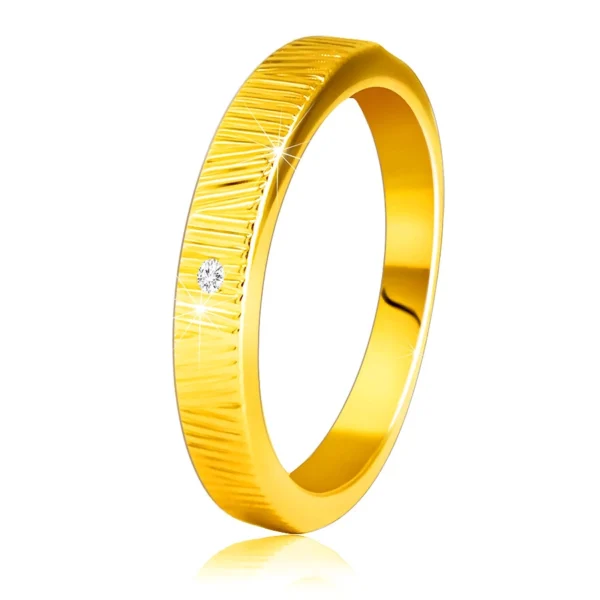 Diamantový prsteň zo žltého 14K zlata - jemné ozdobné zárezy